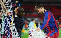 Mừng vô địch, Gerard Pique “chôm” lưới sân Wembley